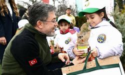 Bakan Yumaklı çocuklarla fidan dikti