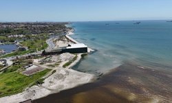 Küçükçekmece'deki derenin rengi değişti