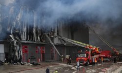 Mobilya deposunda yangın