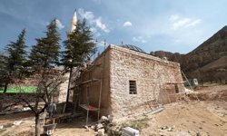 Darende'de depremde hasar gören tarihi camiler restore ediliyor