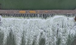 Diyarbakır'da su altında kalan tarım arazileri ve yol dronla görüntülendi