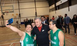 Gençlik ve Spor Bakanı Bak, down sendromlu özel sporcularla maç yaptı