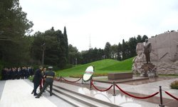 İçişleri Bakanı Mustafa Çiftçi, Bakü'de şehitlikleri ziyaret etti: