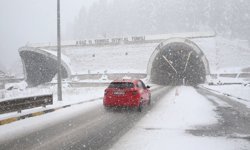 Ilgaz Dağı'nda kar yağışı ve sis etkili oluyor