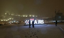 Kars'ta baharda yağan kar kenti beyaza bürüdü