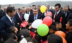 Milli Eğitim Bakanı Tekin, Van'da ilkokul öğrencileriyle buluştu