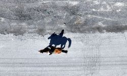 Tarihi mahallenin muhtarı at sırtında hizmete koşuyor