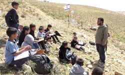 Batı Şeria'da öğrenciler derslerini sokakta yaptı