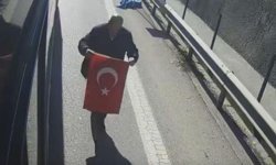 'Bayrak ayak altında olmaz' diyerek otobüsü durdurdu