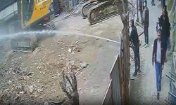 Kaldırımda yürürken kafasına beton parçası düşen çocuk öldü