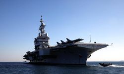 Fransız uçak gemisi Girit'teki Suda Üssü'nde