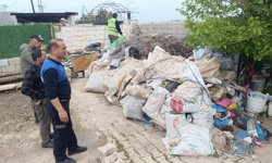 Reyhanlı'da bir evden 6 kamyon çöp çıkarıldı