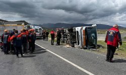 Diyarbakır Bingöl kara yolunda midibüs devrildi: Yaralılar var