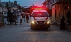 Katil İsrail Gazze’de ikizlere hamile anne ve 2 çocuğu katletti