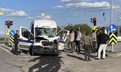 Kayseri'de kamyon işçi servisine çarptı! 8 yaralı