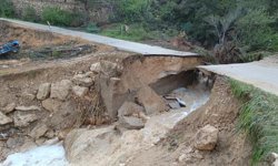 Mersin'de yol çöktü