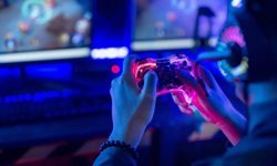 Ekranın Ardındaki Kriz:  Gençler Görünmeyen Risklerle Kuşatılıyor