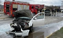 Sivas'ta taksi ile otomobil çarpıştı