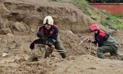 İzmir'de çocuklar çamura saplandı