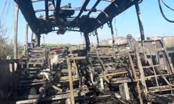 Seyir halindeyken yanan midibüs demir yığınına döndü