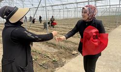 Annelerinden uzaktaki gençler, serada ve tandır başındaki annelere karanfille sürpriz yaptı