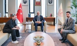 Bakan Ersoy, Barış Manço'nun oğlu Doğukan Manço ile AKM'de bir araya geldi