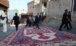 Bakü'de tarihi İçerişehir halılarla süslendi