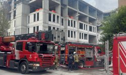 Güngören'de okul inşaatında işçilerin kaldığı 2 konteyner yandı