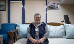 Hayat hikayesini kitaplaştıran Parkinson hastası emekli öğretmene eski öğrencilerinden imza günü