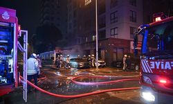 Kadıköy'de oto galeride çıkan yangında 4 araç kullanılamaz hale geldi