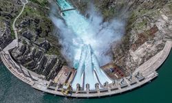 Karakaya Barajı'nda 173 metre yükseklikten tahliye edilen su görsel şölene dönüştü