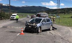 Kars'ta çarpışan iki otomobildeki 3 kişi yaralandı