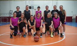 Sağlıkçı anneler gündüz hastalara, akşam parkede birbirine umut oluyor