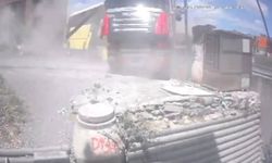 Freni arızalanan İETT otobüsü tıra çarptı