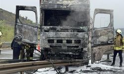 İstanbul'da bariyerlere çarpan tır yandı