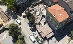 Küçükçekmece'de yıkım sırasında bina çöktü