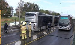 İstanbul'da metrobüsün motor kısmında yangın çıktı