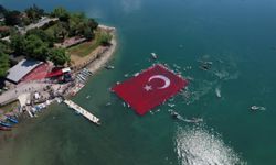 Sapanca Gölü'nde 1923 metrekarelik Türk bayrağı