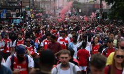 Arsenal şampiyonluğu taraftarlarıyla kutladı