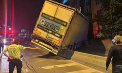 Geri kayan tır refüje çıkarak durabildi