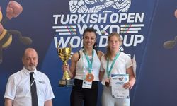 Bağcılar’ın gururu Emine Arslan Kick Boks Dünya Kupası'nı kaldırdı