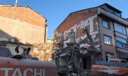 Sultangazi'de yıkım sırasında bitişikteki iki apartman hasar gördü