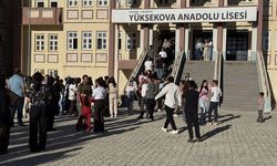 YKS'de görevli babalarının gününü sürpriz yaparak kutladılar