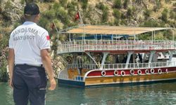 Birecik Baraj Gölü'nde arızalanan teknedeki 40 kişi kurtarıldı