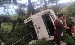 İzmir'de tarım işçilerini taşıyan midibüs devrildi: 22 yaralı