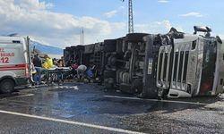 Tır motosikletin üzerine devrildi: 2 ölü
