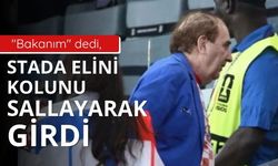 "Bakanım" dedi, stada elini kolunu sallayarak girdi