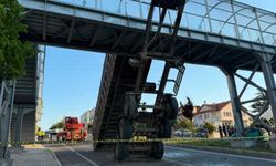 Tır faciası! Damper üst geçide takıldı