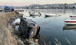 Samsun'da araç limandaki kayalıklara devrildi