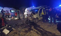 Sivas'ta hafif ticari araç ile otomobilin çarpıştığı kazada 8 kişi yaralandı